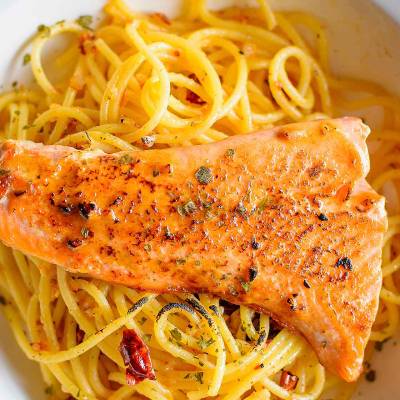 Makaron ze smażonym łososiem, chili i czosnkiem Spaghetti ze smażonym łososiem i papryczką chili