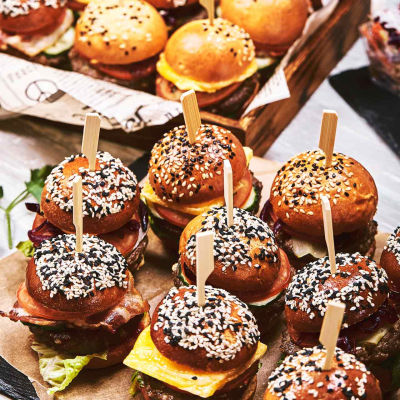 Małe burgery, wielki efekt. Kurczak, boczek i mielone w wersji imprezowej