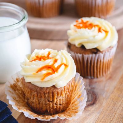 Muffinki marchewkowe z kremem mascarpone, udekorowane cienkimi wiórkami świeżej marchewki