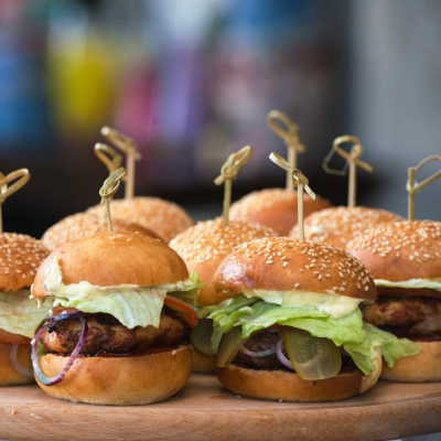 Mini burgery z kotletem mielonym Mini burgery z kotletem mielonym – małe burgerki z domowym kotletem, idealne na imprezę lub przekąskę