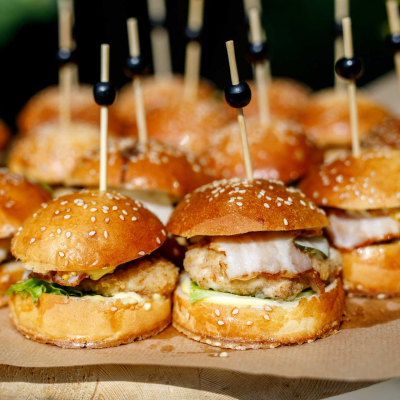 Mini burgery z kurczakiem na imprezę Mini burgery z kurczakiem – małe, imprezowe burgerki z soczystym mięsem i dodatkami