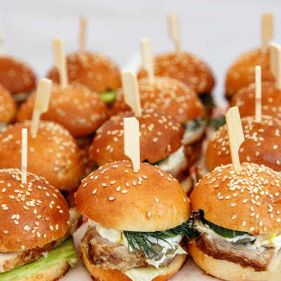 Mini burgery z pieczonym boczkiem Mini burgery z pieczonym boczkiem – małe, sycące burgerki z chrupiącym boczkiem, idealne na imprezę