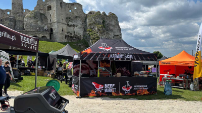 Jak namiot ekspresowy wpływa na wizerunek marki gastronomicznej Namiot gastronomiczny na evencie plenerowym z oznaczeniem marki