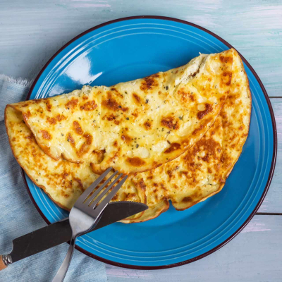 Omlet z serka wiejskiego, puszysty i delikatny, podany na śniadanie