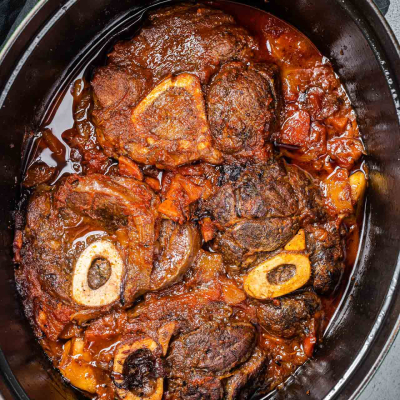 Ossobuco – duszona cielęcina w aromatycznym sosie z warzywami