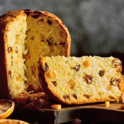 Panettone – klasyczne włoskie ciasto na Boże Narodzenie Panettone – włoska babka świąteczna z bakaliami i skórką pomarańczową