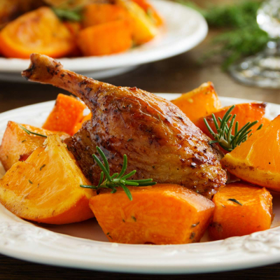Pieczone udka kaczki z dynią i pomarańczą