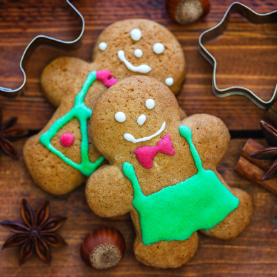 Pierniczki-ludziki dekorowane lukrem i cukrowymi dodatkami