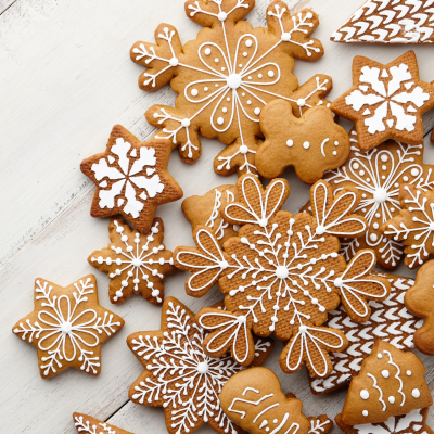 Pierniczki świąteczne – tradycyjne ciasteczka na Boże Narodzenie Pierniczki świąteczne – korzenne ciasteczka na Boże Narodzenie dekorowane lukrem