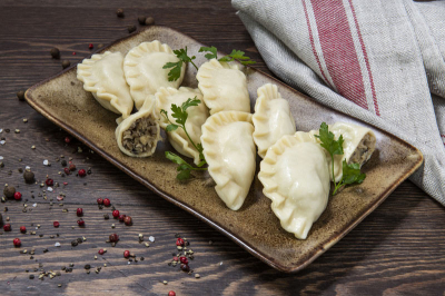 Podsmażane pierogi z farszem z kapusty i grzybów, które doskonale smakują na śniadanie nawet bez czerwonego barszczu.