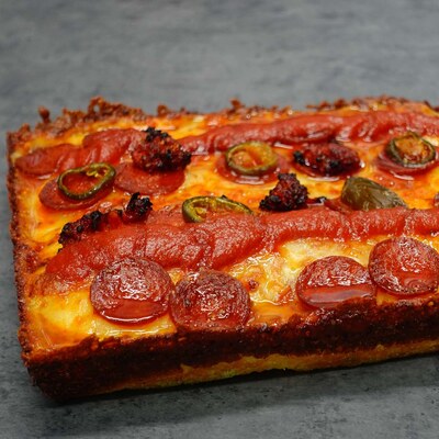 Pizza Detroit na puszystym cieście z salami i serem
