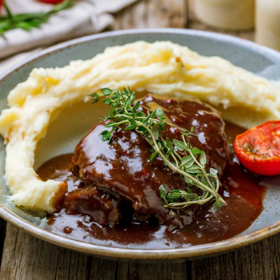 Policzki wołowe z puree ziemniaczanym w gęstym sosie