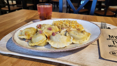 Posiłek obiadowy podany na talerzu w bistro