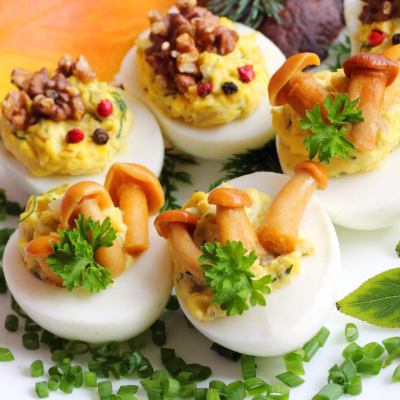 Jajka faszerowane na Wielkanoc w kilku wersjach podane na półmisku