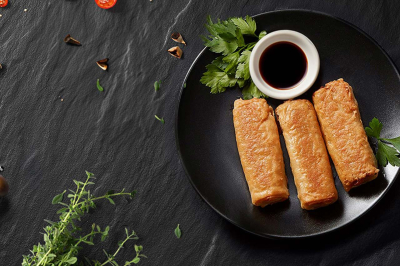 Sajgonki z mięsem podane z sosem z masła orzechowego