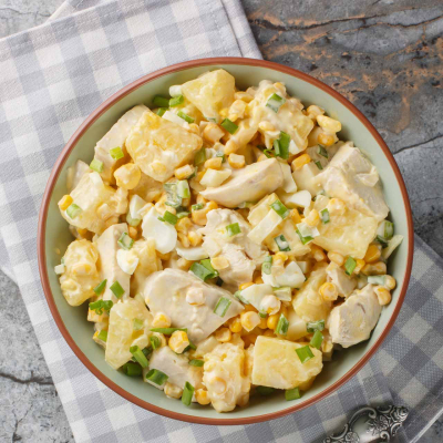 Kolorowa sałatka z ananasem, warzywami i delikatnym sosem