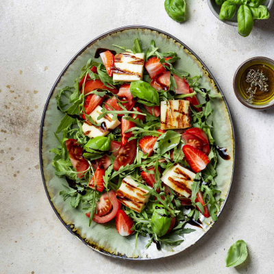 Sałatka z truskawkami, grillowanym serem halloumi i rukolą