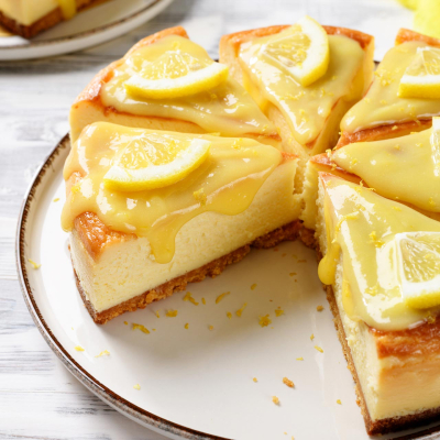 Kremowy sernik cytrynowy z warstwą domowego lemon curd Sernik cytrynowy z lemon curd na ciasteczkowym spodzie