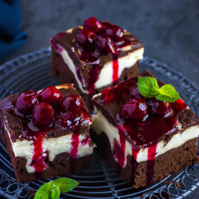 Sernik Izaura z wiśniami – klasyczna Izaura z frużeliną Sernik Izaura z wiśniami – kakaowe ciasto i masa serowa