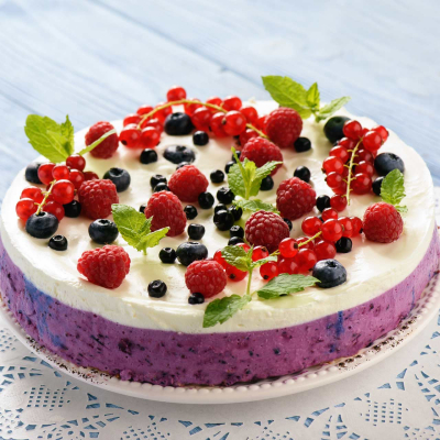Sernik jagodowy z bitą śmietaną i świeżymi owocami