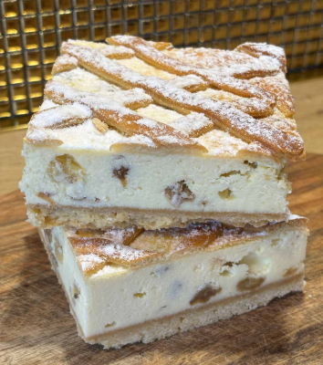 Sernik krakowski – klasyczny sernik z kratką Sernik krakowski z kratką – tradycyjny sernik pieczony na kruchym spodzie