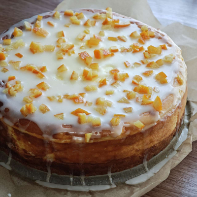 Sernik tradycyjny – z lukrem i kandyzowaną skórką pomarańczy Sernik tradycyjny polany lukrem i udekorowany kandyzowaną skórką pomarańczy, klasyczne ciasto świąteczne