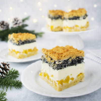 Sernik makowy z brzoskwiniami