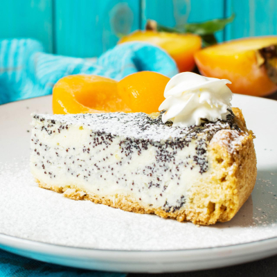 Sernik z makiem z bitą śmietaną i brzoskwiniami