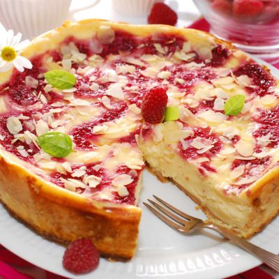 Sernik z malinami i płatkami migdałów