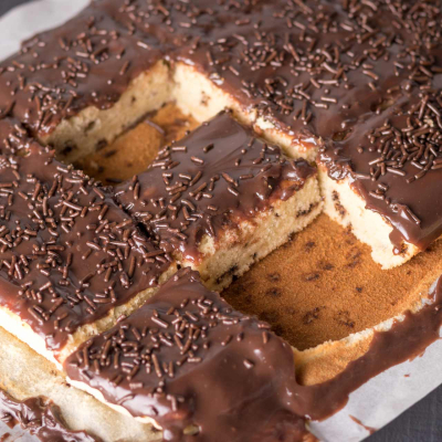 Sernik z polewą z mlecznej czekolady – kremowy sernik z delikatną polewą czekoladową