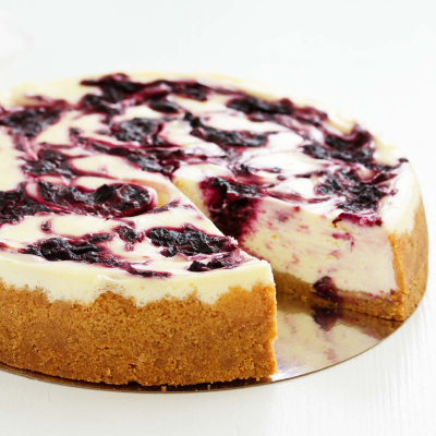 Sernik z porzeczkami na ciasteczkowym spodzie, kremowa masa i marmurek porzeczkowy