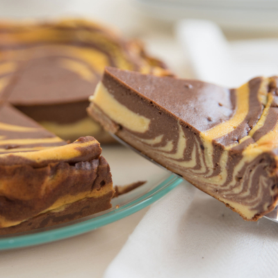 Sernik zebra – przepis na sernik waniliowo-czekoladowy w paski, idealny przekrój