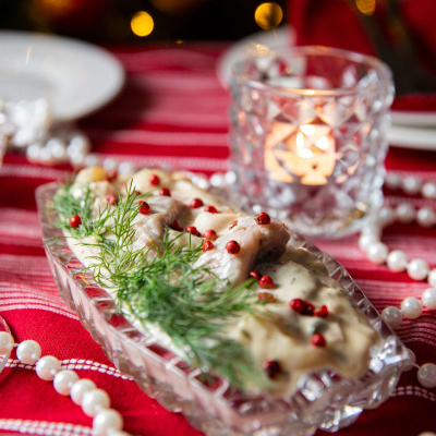 Śledzie na święta – różne rodzaje świątecznych śledzi podane na udekorowanym stole, 10 sprawdzonych przepisów