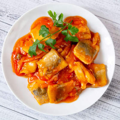 Śledzie po cygańsku w aromatycznej marynacie pomidorowej – przepis na święta