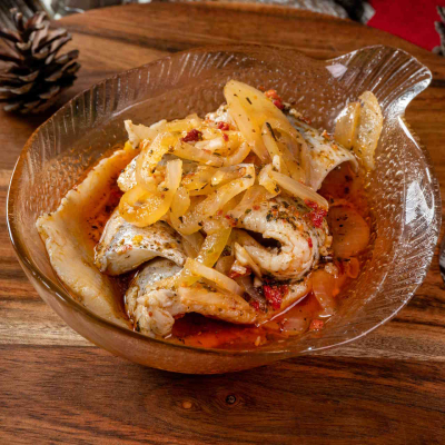 Śledzie po kaszubsku z cebulką i śliwkami – śledzie na święta w tradycyjnej wersji