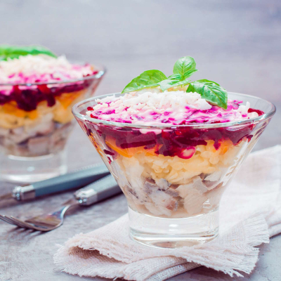 Śledzie pod pierzynką Szuba – warstwowa sałatka śledziowa na Wigilię