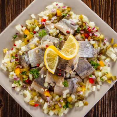 Śledzie w oleju z cebulką, korniszonem i papryką – świąteczne śledzie na Boże Narodzenie