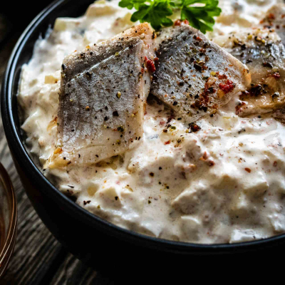 Śledzie w śmietanie z jabłkiem i cebulką – delikatne śledzie na Wigilię