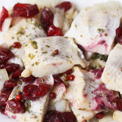 Śledzie z żurawiną i czerwonym pieprzem – kolorowe świąteczne śledzie na Wigilię