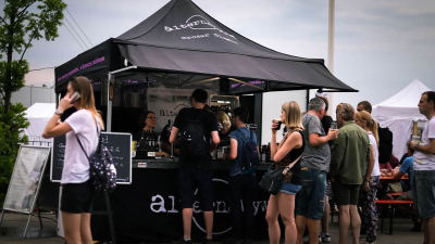 Estetyka stoiska gastronomicznego na wydarzeniu plenerowym Stoisko gastronomiczne pod namiotem podczas imprezy plenerowej