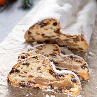 Stollen – tradycyjna bożonarodzeniowa strucla z marcepanem Stollen – niemiecka świąteczna strucla z bakaliami i marcepanem