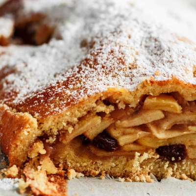 Strudel z jabłkami z żurawiną i migdałami