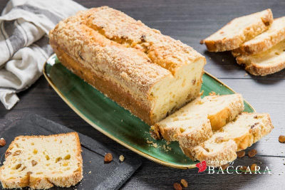 Świąteczne ciasto drożdżowe z posiekanymi orzechami, zachowujące atuty świeżości i puszystość przez długi czas.