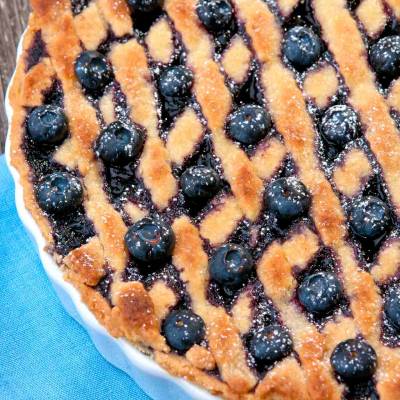 Tarta z jagodami na kruchym cieście z kratką
