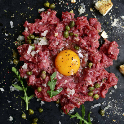 Tatar wołowy z cebulką, kaparami i żółtkiem – klasyczna przystawka w nowoczesnym wydaniu
