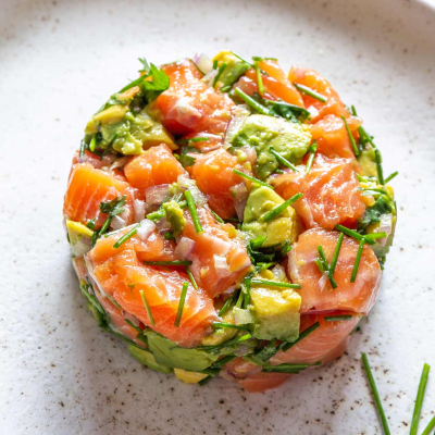Tatar z łososia i awokado z kaparami, cebulą i szczypiorkiem