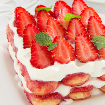 Warstwowe tiramisu z truskawkami i kremem mascarpone