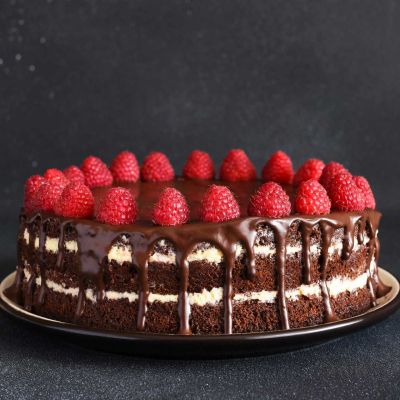 Tort czekoladowy z malinami na kakaowym biszkopcie z polewą czekoladową