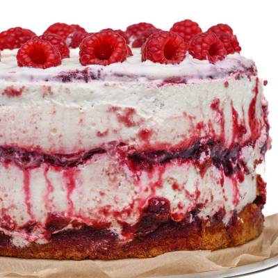 Tort malinowy z kremem mascarpone i świeżymi malinami