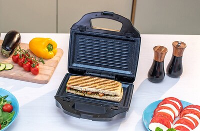 Tost z mozzarellą i warzywami przygotowany w opiekaczu Pełnoziarnisty tost z mozzarellą i warzywami w opiekaczu